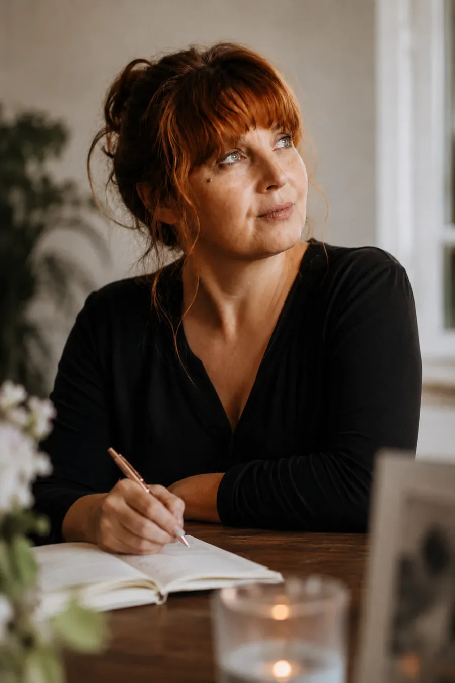 Anne, officiante de cérémonie laïque, assise avec stylo